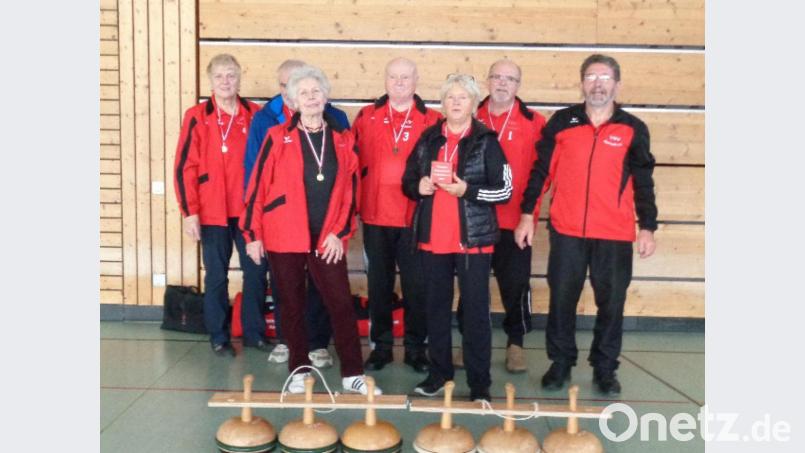 Die Herren- und die Damenmannschaft schnitten bei der offenen mittelfränkischen Meisterschaft im Bosseln sehr gut ab. Es spielten Gisela Kindler, Otto Schober, Antje Lauter, Hermann Weismeier, Elisabeth Didjurgis, Hans Breuer und Otto Ackermann (von links). Bild: jzk