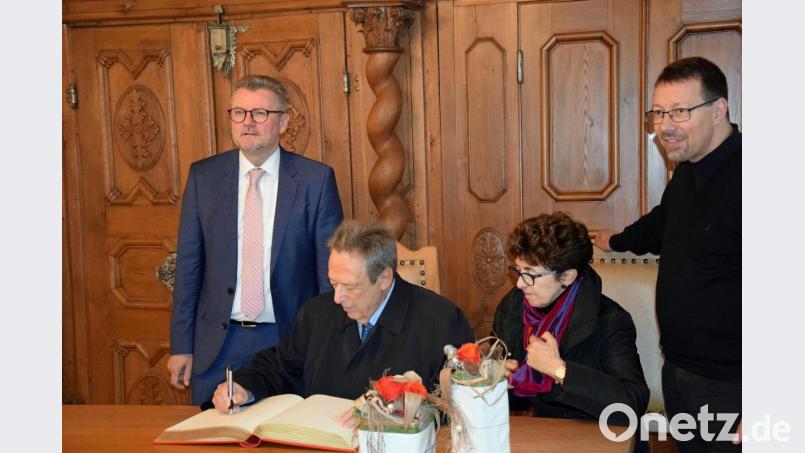 Fürst Gioacchino Lanza und Fürstin Nicoletta Tomasi di Lampedusa beim Eintrag ins Goldene Buch der Herzogstadt zusammen mit Bürgermeister Michael Göth (links) und Stadtheimatpfleger Markus Lommer (rechts). Bild: lm