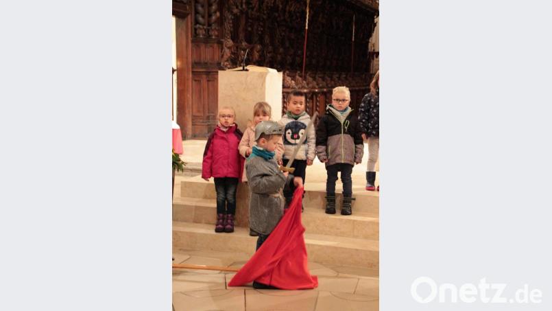 Beim Martinsspiel in der Basilika durfte natürlich die berühmte Mantelszene nicht fehlen. Bild: exb