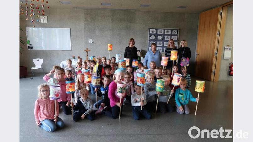 Das Bild zeigt die Klassen 1a und 1b mit ihren Klassenlehrerinnen Frau Wettinger und Frau Böhm, Frau Castello- Schmidt in der Mitte und Rektorin Irmgard Wittmann. Bild: exb