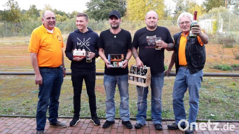 Die Sieger des Freundschaftsknobeln zwischen Knobelclub und Jägermeisterclub (von links): Vorsitzender Helmut Döbereiner vom Knobelclub, Christian Bauer (4. Platz), Sieger Martin Schwirtz, Vorsitzender Thomas Lühr vom Jägermeisterclub (2. Platz) und Dieter Lühr (3. Platz). Bild: döh