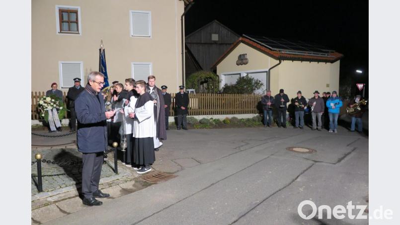 „Wir wünschen uns alle für unsere Kinder und Enkel, dass sie in den kommenden Jahrzehnten ebenso in Frieden leben können, wie die meisten von uns das konnten“ sagte Bürgermeister Werner Nickl (links) bei seiner Ansprache am Schönreuther Kriegerdenkmal. Bild: jzk