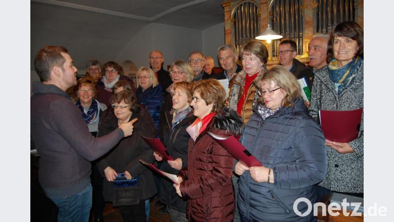 Seit nunmehr 30 Jahren gestaltet der Kirchenchor der Pfarrei Michldorf feierliche Anlässe in der Kirchengemeinde musikalisch mit. Derzeit stehen die 21 Sänger/innen unter Leitung von Fabian Holzgartner. Bild: grm