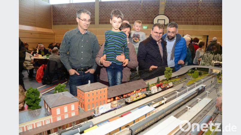 Bürgermeister Karlheinz Budnik lobte beim Rundgang durch die Ausstellung die Detailgenauigkeit der Module. Bild: bey