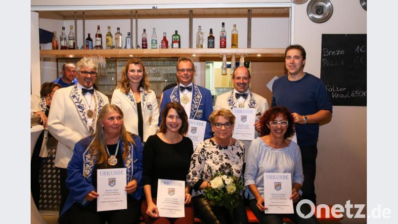 Die geehrten Mitglieder mit Präsident Dieter Streber und Vize-Präsidentin Denise Forster (hinten, von links). Bild: egl