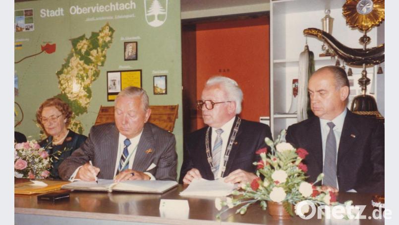 1981 wurde Alois Niederalt (Zweiter von links) Ehrenbürger von Oberviechtach. Links seine Gattin Carola Niederalt, rechts Bürgermeister Josef Spichtinger und Staatssekretär Max Fischer (Cham). Bild: lg
