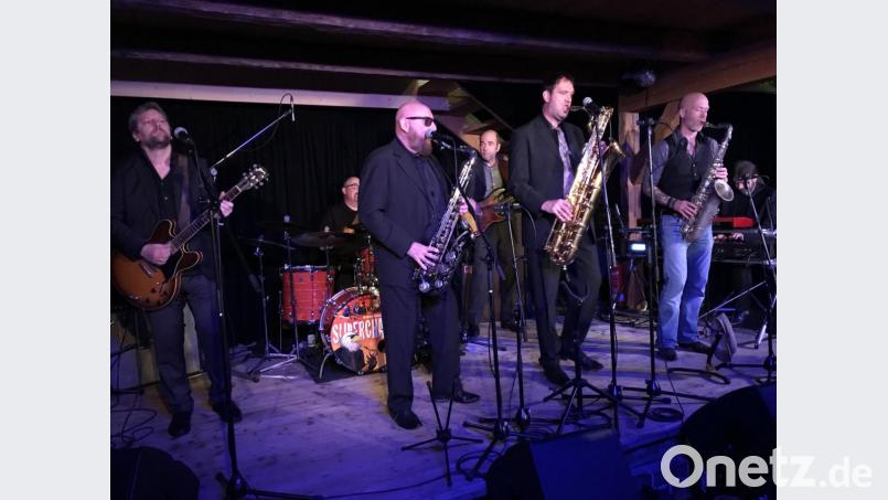 Albie Donnelly (vorne, Zweiter von links) heizt mit seiner Band den Gästen im Schafferhof ein. Bild: Friedl, Leonard