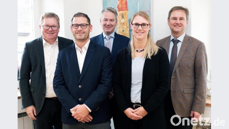 Oberbürgermeister Michael Cerny (links), Baureferent Markus Kühne (Mitte) und Personalreferent Bernhard Mitko (rechts) präsentieren die beiden neuen Amtsleiter Hubert Meier und Susanne Augustin. Bild: Susanne Schwab/exb