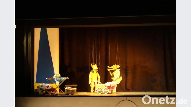 Der Drache Felix und seine Frau Meilì sind die Stars im aktuellen Kinderstück des Schwandorfer Marionettentheaters. Bild: wsu