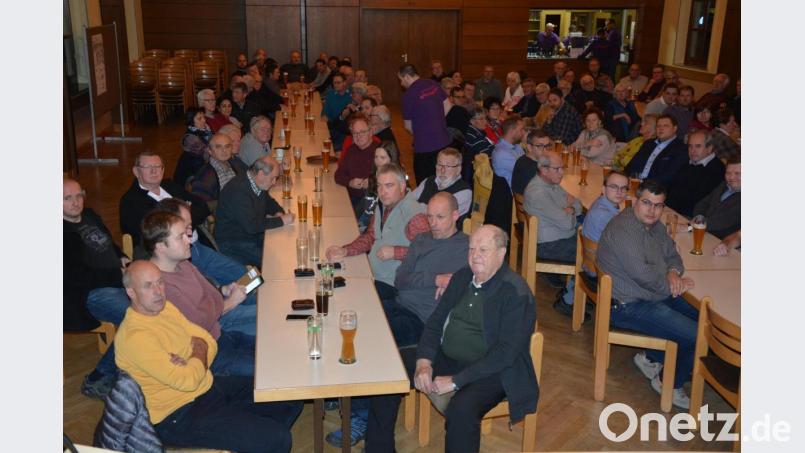 Rund 100 Besucher waren am Dienstagabend zur Bürgerversammlung ins Josefsheim gekommen. Bild: jr