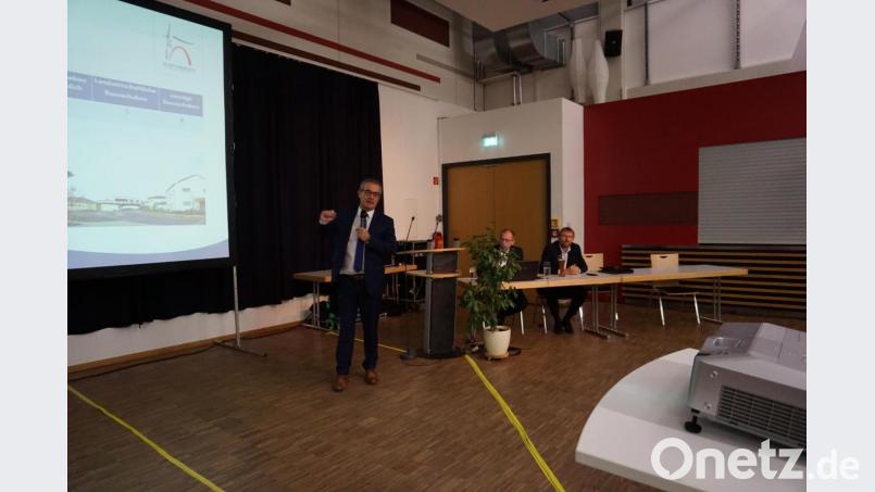 Bürgermeister Werner Nickl (links) gab Auskunft über Zahlen und Fakten der Stadt Kemnath. Sein Stellvertreter Hermann Schraml (rechts) moderierte die Anfragen der Bürger. Bild: kaz