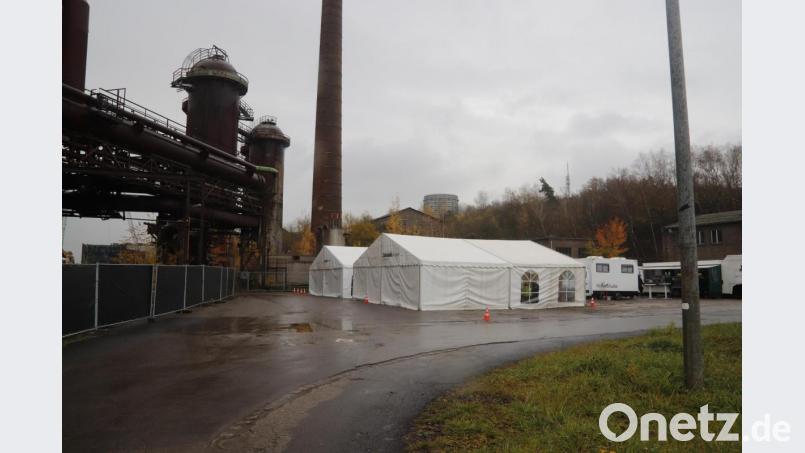 Zwei große Zelte nehmen die komplette Truppe bei den Dreharbeiten auf. Bild: mfh
