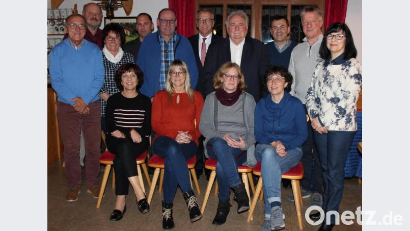 Unter der Wahlleitung von Bürgermeister Franz Stahl wurden die Vorstandswahlen in rekordverdächtiger Zeit durchgeführt. Im Bild (vorne, von links) Sylvia Sammüller, Kassenwartin Kerstin Burkhard, Christl Faget-Malzer, Sabine Siegert sowie (hinten, von links) Josef Trißl, Karl Schwägerl, Monika Wimmer, Thomas Zölch, Horst Wettinger, Bürgermeister Franz Stahl, Vorsitzender Peter Gold, Kassenprüfer Paulus Mehler, stv. Vorsitzender Vinzenz Rahn und Schriftführerin Beate Heinrich. Bild: heb