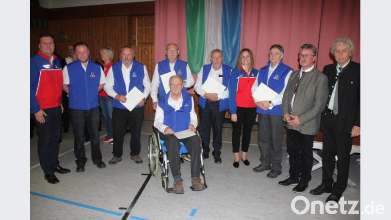 Ehrung für 50 Jahre Mitgliedschaft: Im Bild von links Regionalleiter Robert Heilig, Bereitschaftsleiter Wolfgang Hartung, Hanns Gradl, Siegbert Hilgarth, Edgar Thoma (vorne), Walter Thoma, Landesvorsitzende Susanna Merkl, Ehrenbereitschaftsleiter Arno Sattler, Bürgermeister Wolfgang Braun, Landrat Wolfgang Lippert. Bild: kro