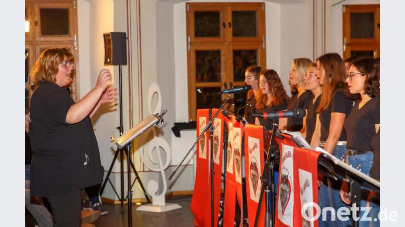 Manuela Rügamer dirigierte ein letztes Mal den Chor der Sing- und Musikschule. Bild: sus