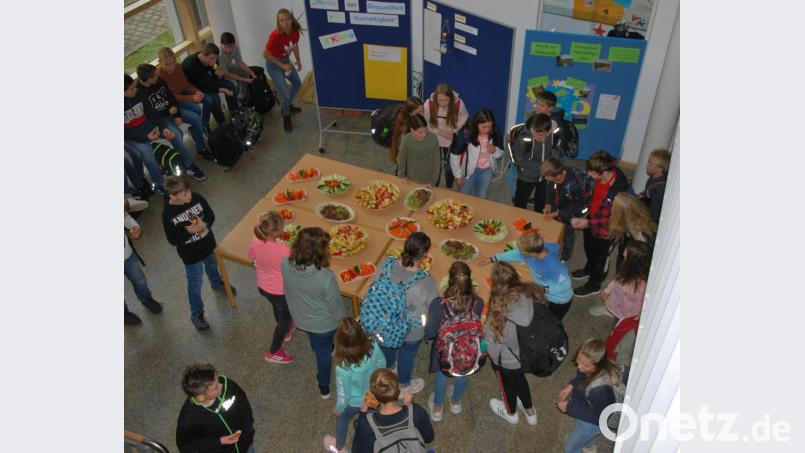Zusammen mit ihrer Lehrerin für Ernährung und Gesundheit, Gabriele Bulenda, bereiteten die Schülerinnen und Schüler der 7. Klassen saisonale Obst- und Gemüsesticks vor und boten diese in den Pausen, dank der finanziellen Unterstützung des Fördervereins der Realschule, kostenlos an. Bild: dob
