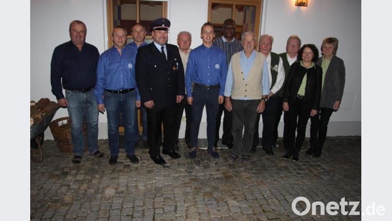 Der Jubilar (Fünfter von rechts) im Kreis der Gratulanten. Bild: ral