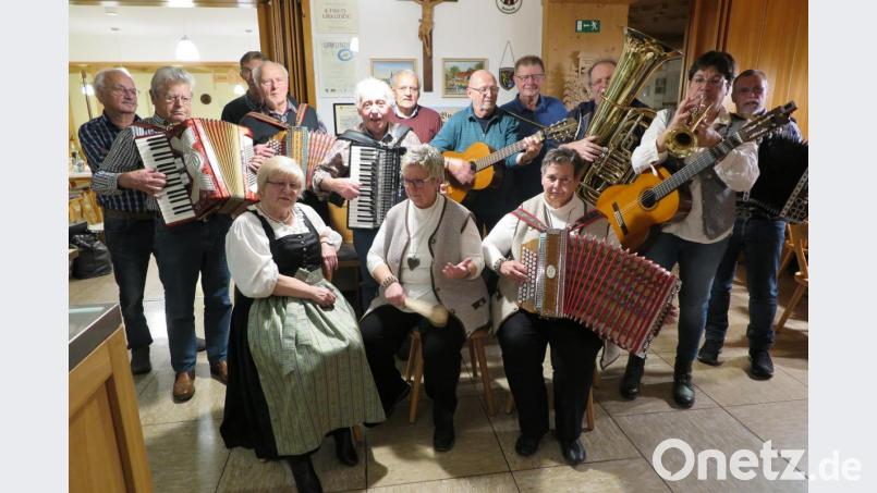 Monika Fink (links sitzend) freute sich sehr über die muntere Musikantenschar, die in Kötzersdorf aufspielte. Bild: jzk