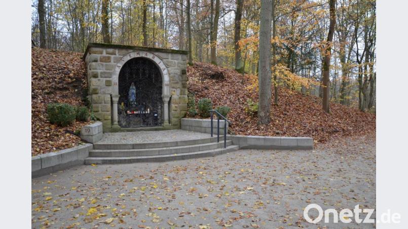 Der Annaberg in Grafenwöhr ist sagenumwoben. In der Nähe der heutigen Lourdesgrotte stand früher eine Burg, und noch immer soll dort um Mitternacht ein toter Ritter umher geistern. Bild: Anne Wiesnet