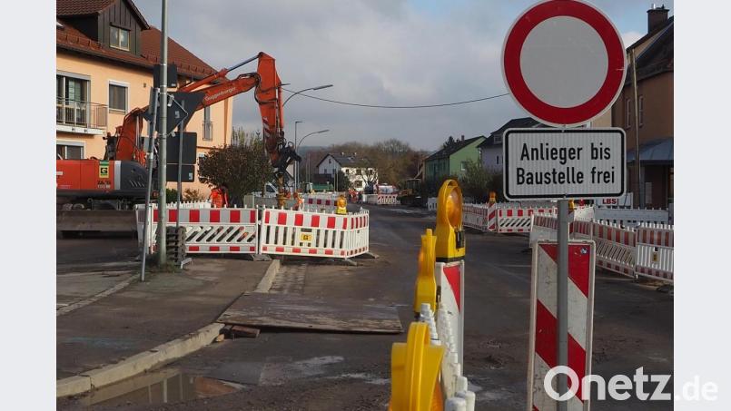 Im Untergrund liegt schon alles an Ort und Stelle. Bald kann in der Oberviechtacher Straße der Schotter einer Asphaltschicht weichen. Mit einem Ende der Umleitung wird in der Woche von 18. bis 23. November gerechnet. Bild: bl