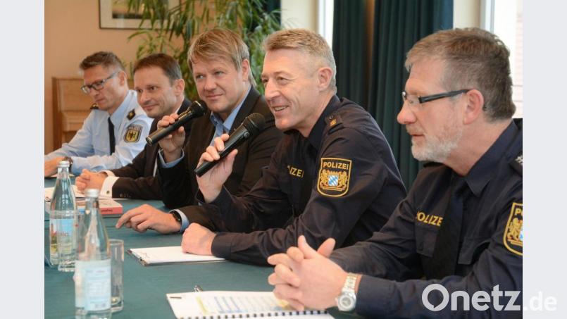 Diskutierten mit rund 25 Weidenern zum Thema Sicherheit (von links): Polizeidirektor Gerhard Höfler (Bundespolizei Waidhaus), Bürgermeister Jens Meyer, Moderator und ILS-Leiter Jürgen Meyer, Klaus Müller (Polizeidirektor, Leiter der Inspektion Weiden) sowie Polizeihauptkommissar Johann Wurm, Verkehrssachbearbeiter bei der Weidener Polizei. Bild: Gabi Schönberger