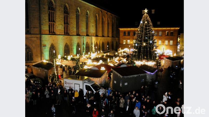 „Amberg singt im Advent“ heißt das flashmobartige Event, das am vierten Adventssamstag wieder zwischen Budenstadt und Rathaus über die Freiluftbühne geht. Bild: Stephan Huber