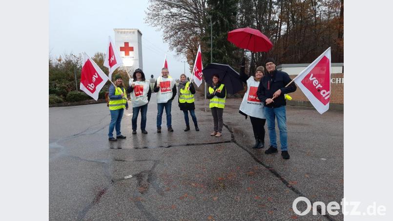 Am frühen Morgen stellten sich einige Streikende vor das Klinikgelände in Lindenlohe, um auf den Ausstand aufmerksam zu machen. Die gut besuchte Streikversammlung fand anschließend im benachbarten Schwarzenfeld statt. Bild: td