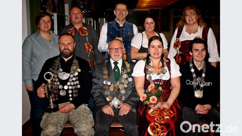 Die neuen Könige sind (vorne, von links) Alexander Schieder, Klaus Leipold, Carina Muckof und Alexander Nickl. Bild: R. Kreuzer