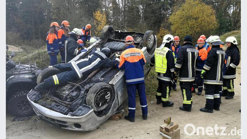 „Unfall beim SV-Sportplatz – Auto umgestürzt, Quadfahrer schwer verletzt“, so der Alarm, zu dem die Jungfeuerwehrler zum Sportplatz ausrückten. Bild: sön