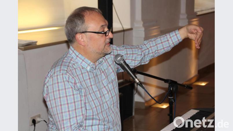 Pater Norbert M. Becker leitete den Workshop. Man merkte bei ihm die Liebe zum Gesang an. Bild: kro