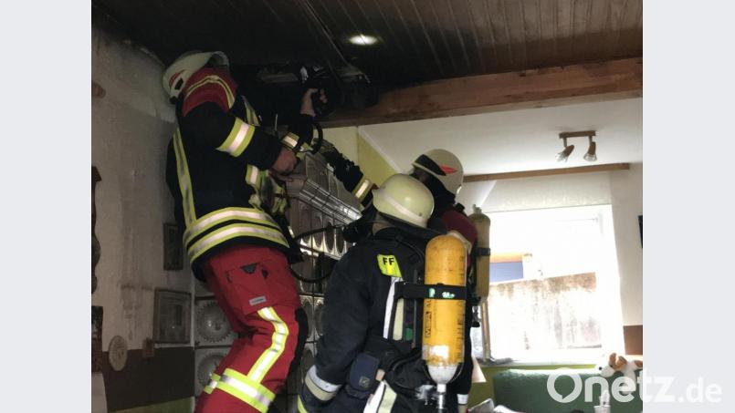 Suche nach weiteren Brandnestern unter der Holzdecke Bild: Gabi Schönberger