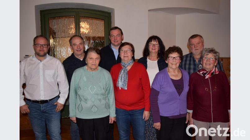 Für 20 Jahre Treue zur Wählergemeinschaft wurden (von links) Siegfried Meidenbauer, Margot Rupprecht, Martin Wopperer, Rosa Hagerer, Angelika Bär, Elise Lindner und Margarete Kölbel geehrt. Bild: Winter, Elfriede