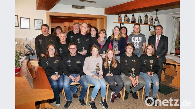 Angeschlossen war der Kreisschau die Lokalschau des ausrichtenden Kleintierzuchtvereins Friedenfels. Schirmherr Oskar Schuster (rechts) und Vorsitzende Ramona Bauer (hinten links) beglückwünschten nach der Siegerehrung die neuen Vereins- und Vizemeister. Bild: bsc