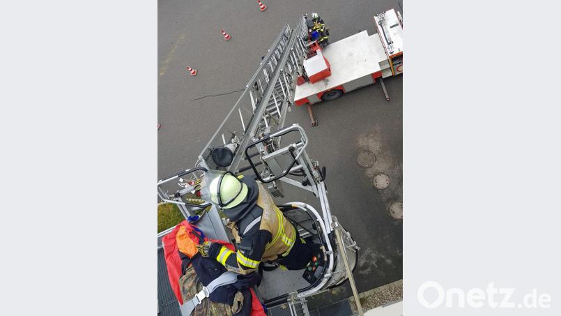 Mit der 30 Meter langen Drehleiter der Burglengenfelder Wehr konnte die verunfallte Person von der Turmterrasse bei der Ostbayernhalle in Kreuth gerettet werden. Bild: sön
