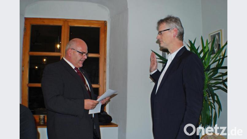 Bürgermeister Klaus Meyer (links) vereidigte Hubert Stark als neuen Marktrat. Bild: enz