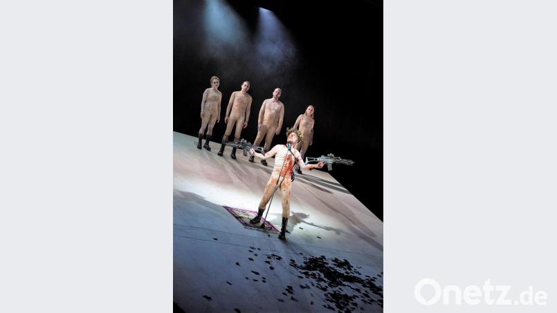 Einsichtigkeit oder Demut muss man von Perserkönig Xerxes (vorne) am Theater Hof nicht erwarten. Bild: Theater Hof/Dietz Harald