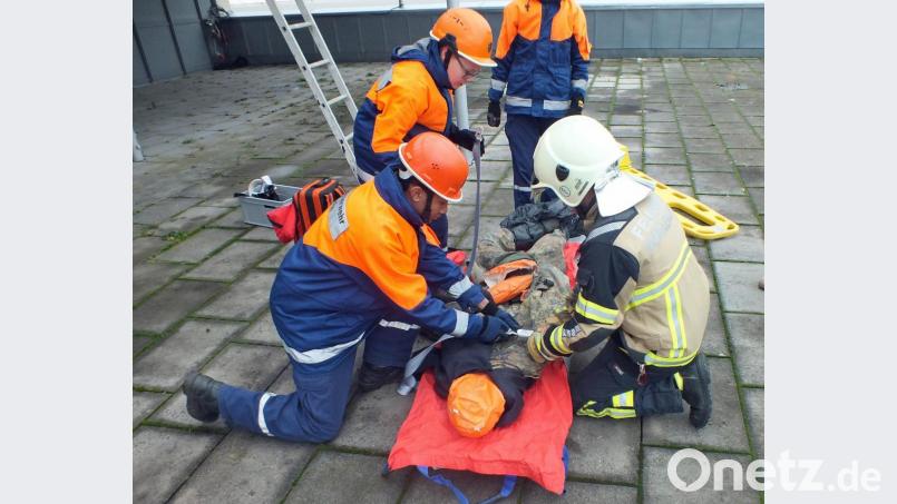 Die verunfallte Person ist von der Turmterrasse bei der Ostbayernhalle in Kreuth gerettet worden und wird zur Erstversorgung übergeben. Bild: sön