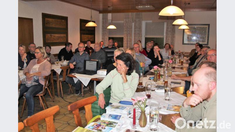 Die zahlreichen Zuhörer ließen sich in der Gaststätte Fantasie informieren Bild: stg