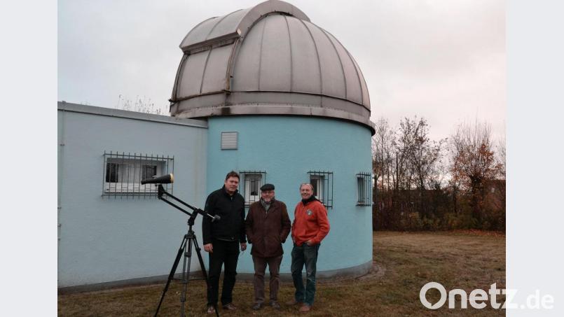 Peter Postler, Axel Adametz (von links) suchen Mitarbeiter in der Tirschenreuther Sternwarte. Mit im Bild ist Hermann Schwarzer, ein Stammgast. Bild: Susanne Forster