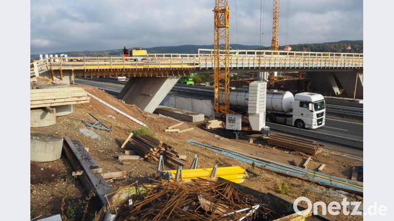 Die Großbaustelle im Nabburger Ortsteil Perschen nähert sich dem Ende. Noch in diesem Jahr soll die Brücke, die den Ort mit Neusath verbindet, befahrbar sein. Mit einer Einschränkung: Das Wetter muss beim vorläufigen Endspurt mitspielen. Bild: bl