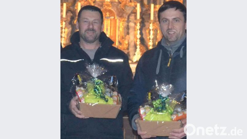 Alle Lichteffekte zur „Nacht der Lichter“ in der Wieskirche haben Marco Spandl Wolfgang Bernhard (von links) kostenlos für die Ministranten und Pfarrei installiert. Dafür bedankten sich die Ministranten mit einem Brotzeitkörbchen. Bild: gi
