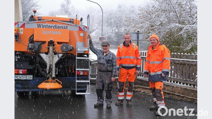 Vom Wintereinbruch ließen sich Berthold Preisinger, Franz Wünsche und Alexander Klettner (von links) am Mittwoch nicht beeindrucken. Das Bauhofteam und die Gerätschaften sind jedenfalls für Einsätze gerüstet. Bild: nm