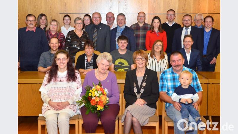 Im Kreise der Vereinsabordnungen und ihrer Familie ehrt Bürgermeisterin Margit Kirzinger (vorne, Dritte von links) Monika Wittmann aus Hagendorf (mit Blumenstrauß) für ihr enormes ehrenamtliches Engagement. Bild: fjo
