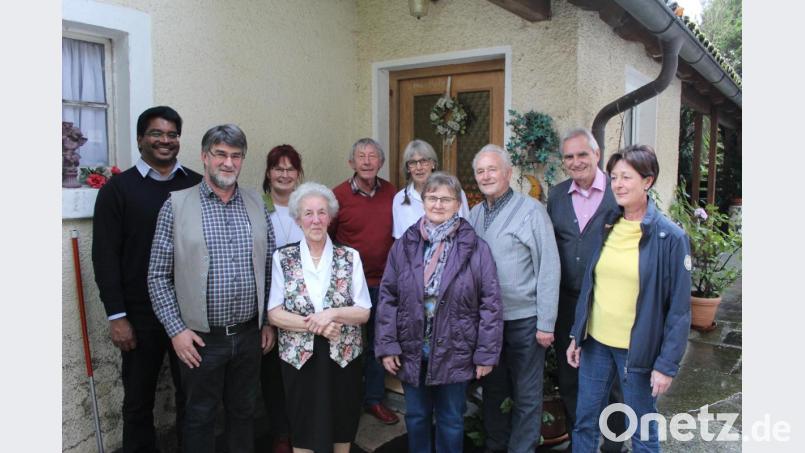 Maria Sondermeier (Vierte von links) feierte zusammen mit vielen Freunden und Bekannten ihren 85.Geburtstag. Bild: soj