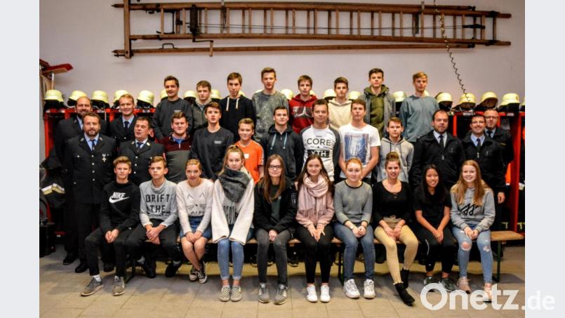 Sowohl Pfrüferteam, als auch die Führung der örtlichen Wehr freuten sich über die gezeigten Leistungen der 25 Teilnehmer, beim diesjährigen Wissenstest für Jugendfeuerwehren. Bild: fdl
