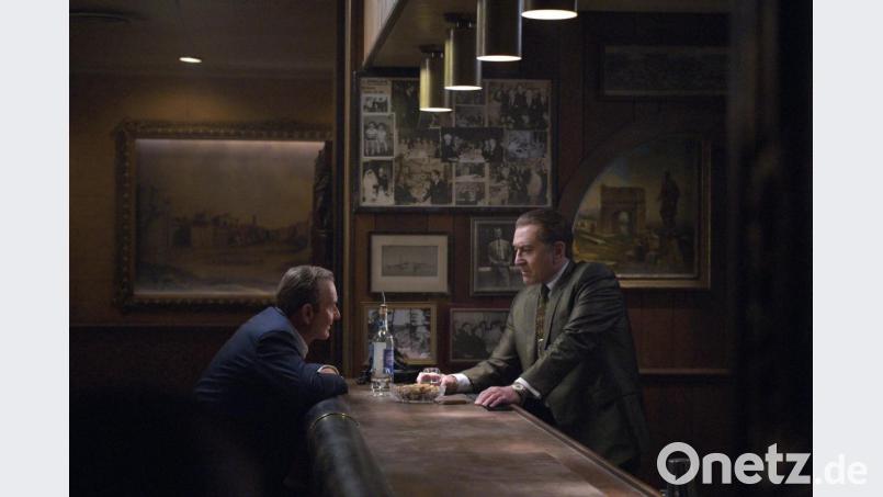 Robert Deniro (rechts) spielt einmal mehr in einem Film von Martin Scorsese mit. Außerdem ist Joe Pesci mit an Bord, der vor allem für seine Darstellung in "Good Fellas - Drei Jahrzehnte in der Mafia" (ebenfalls unter der Regie von Martin Scorsese) bekannt ist.
Joe Pesci (l) als Russell Bufalino und Robert DeNiro als Frank Sheeran in einer Szene des Films "The Irishman" (undatierte Filmszene). Der Film kommt am 14.11.2019 in die deutschen Kinos. (zu dpa-Kinostarts vom 07.11.2019) Foto: -/Netflix/dpa - ACHTUNG: Nur zur redaktionellen Verwendung im Zusammenhang mit einer Berichterstattung über den Film und nur mit vollständiger Nennung des vorstehenden Credits +++ dpa-Bildfunk +++ Bild: Netflix/dpa