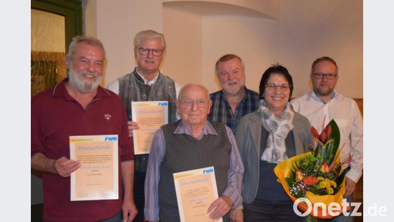 Die neuen Ehrenmitglieder der FWG sind (von links) Hermann Winter, Werner Renner, Hans Bär und Roswitha Herbst (Zweiter von rechts). Die Laudatoren waren Vorsitzender Richard Winter (Dritter von rechts) und Michael Trummer (rechts). Bild: Winter, Elfriede