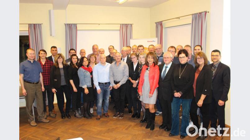 49 Mitarbeiter der Firma Ceramtec wurden bei einer Jubilarfeier für ihre Treue ausgezeichnet. Rechts im Bild Betriebsleiter Jürgen Christl. Bild: fphs