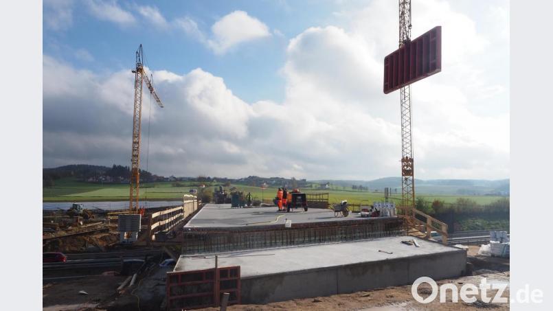 Auf den ersten Blick rückt Neusath hier von Perschen aus schon in greifbare Nähe. Sollte das Wetter mitspielen, dann könnte die neue Autobahnbrücke noch im Dezember befahrbar sein. Bild: bl
