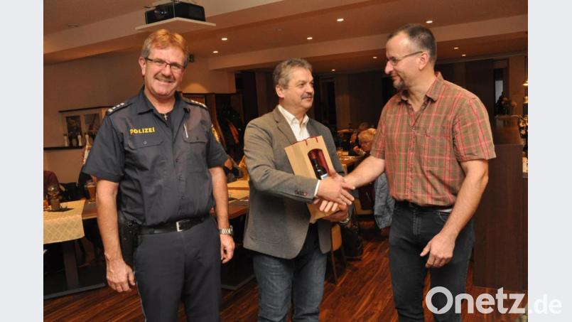 Kriminalhauptmeister Dieter Melzner (rechts) gab den Zuhörern im Gasthof &quot;Drei Lilien&quot; Tipps, sich richtig gegen Einbrecher zu wappnen. Der Verein &quot;Bürger und Polizei - Partner für Sicherheit&quot; mit Vorsitzendem Andreas Wutzlhofer und Polizeichef Martin Zehent (links) luden zum Thema &quot;Technischer Einbruchschutz&quot; ein. Bild: dob